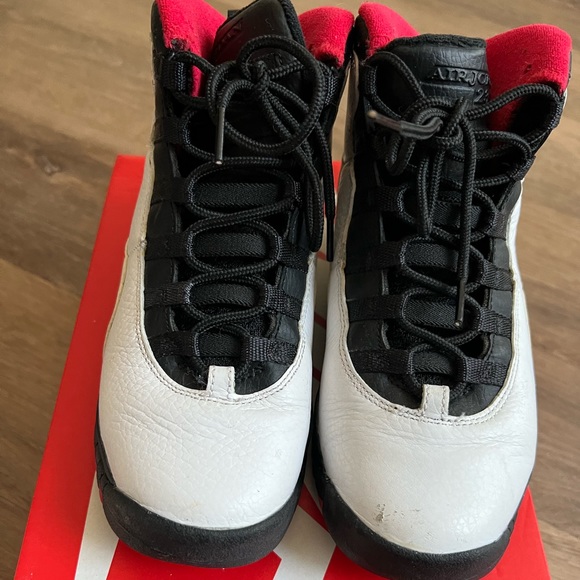 Jordan’s white red black 10’s - Picture 2 of 3
